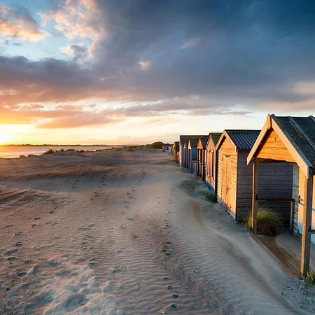 Sunny & Modern Near The Beach & Village W Parking East Wittering Bagian luar foto