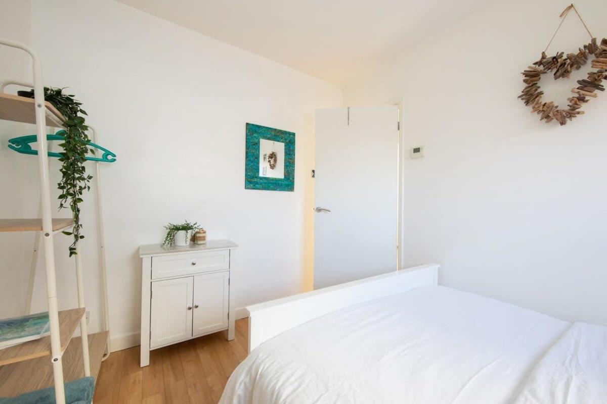 Sunny & Modern Near The Beach & Village W Parking East Wittering Bagian luar foto